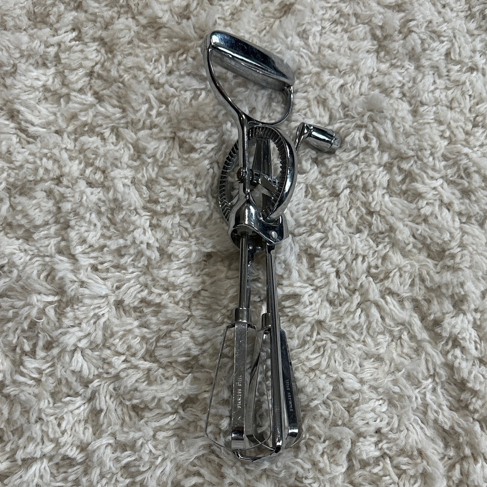 VINTAGE Hand-Crank Egg Beater Mixer in Shiny Chrome